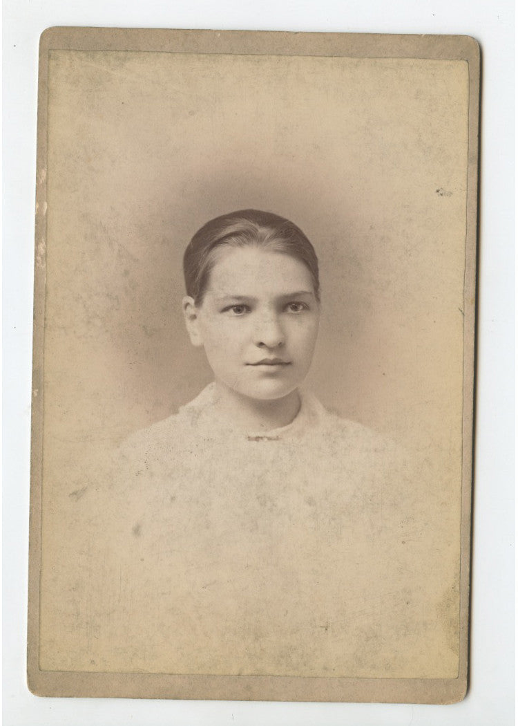 CAB CARD PHOTO PRETTY LADY FROM JAMESTOWN, NY, BY SKUTT, GRAPHIC BACK