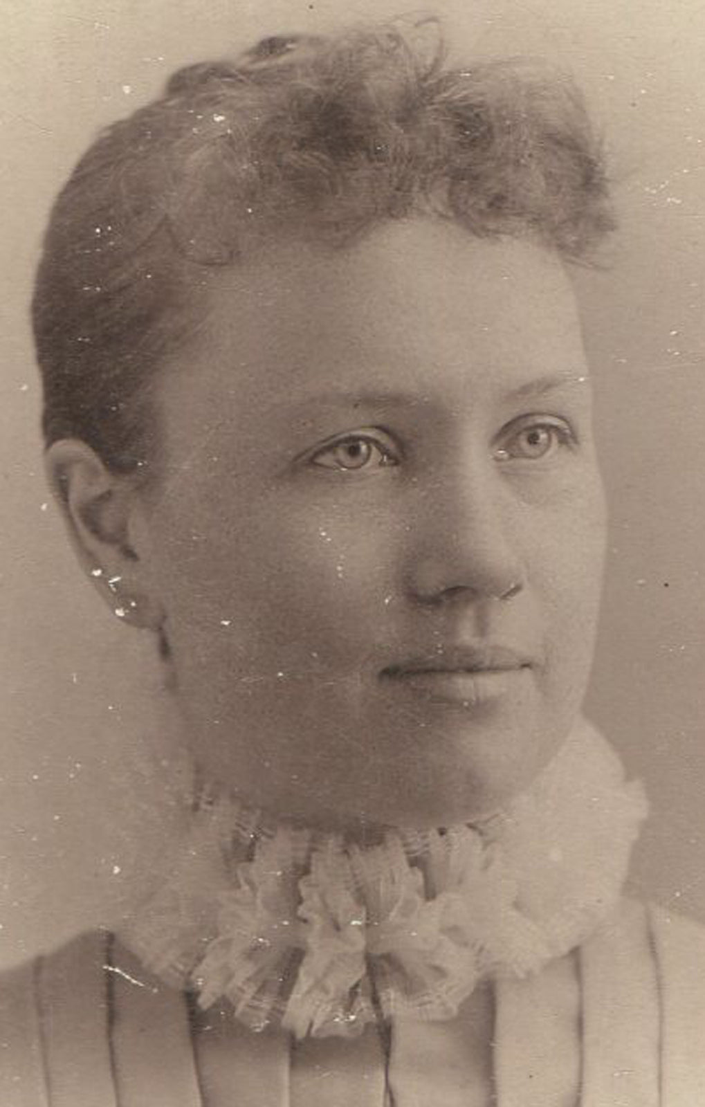 WOMAN, PLEATED DRESS, RUFFLE COLLAR. CABINET CARD. NEENAH, WIS.