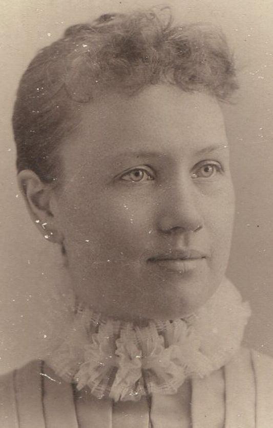 WOMAN, PLEATED DRESS, RUFFLE COLLAR. CABINET CARD. NEENAH, WIS.