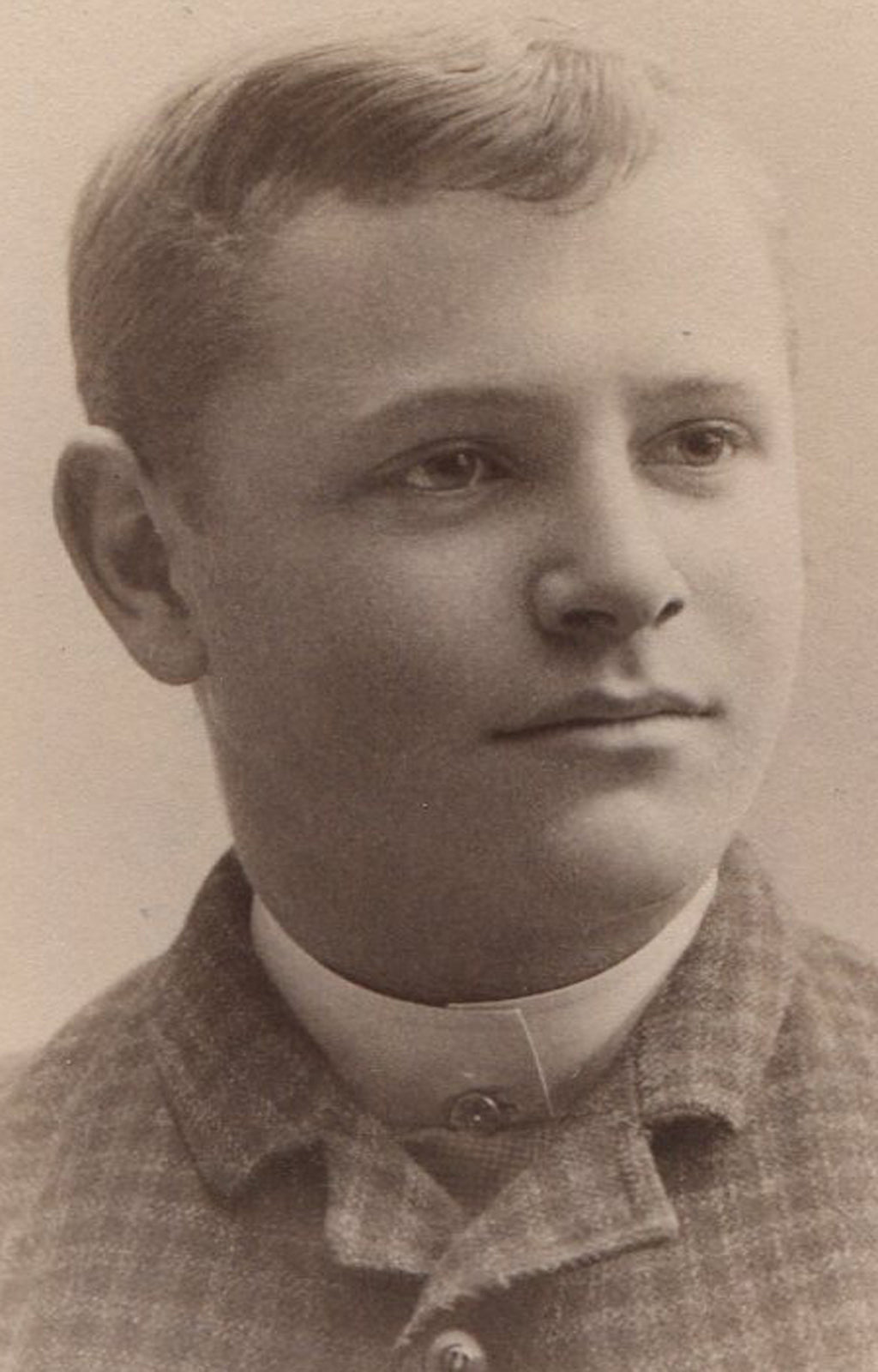 YOUNG MAN, HIGH COLLAR, CHECKERED SUIT. CABINET CARD. ANN ARBOR, MICHIGAN.