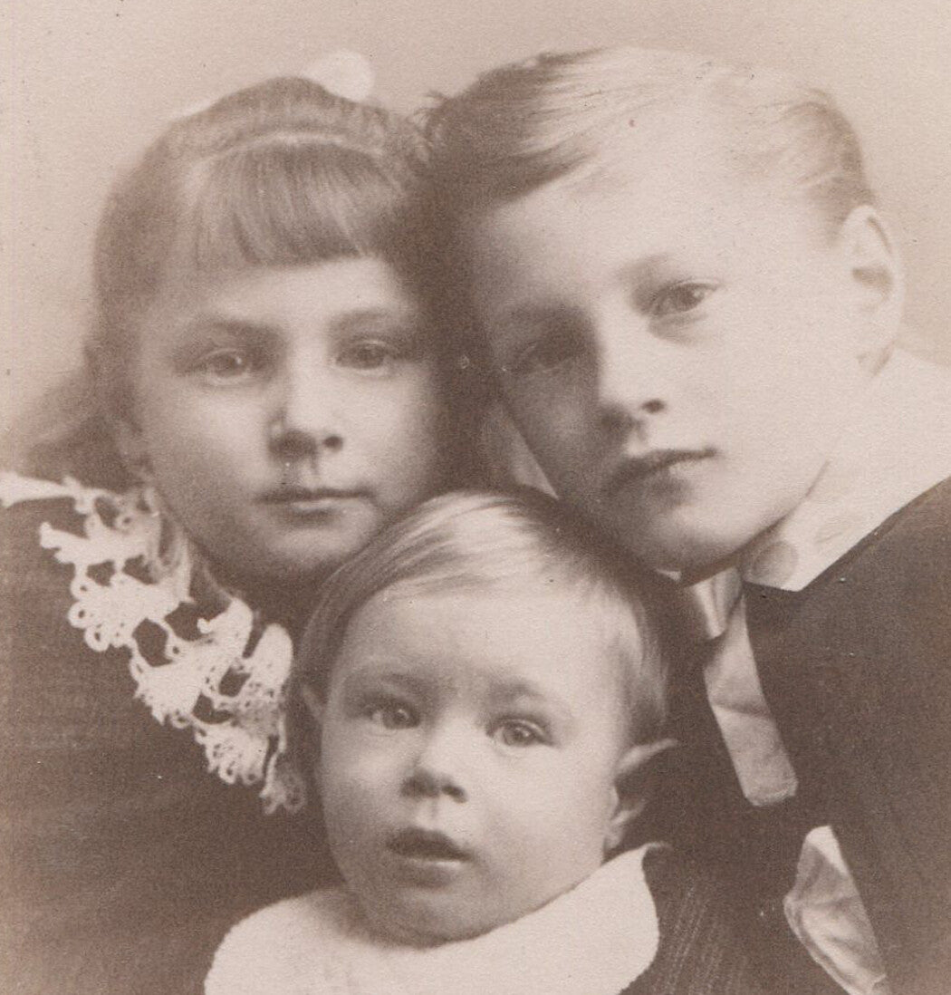 THREE YOUNG SIBLINGS. AFFECTIONATE POSE. CABINET CARD. CHICAGO, ILL.