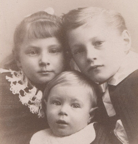 THREE YOUNG SIBLINGS. AFFECTIONATE POSE. CABINET CARD. CHICAGO, ILL.