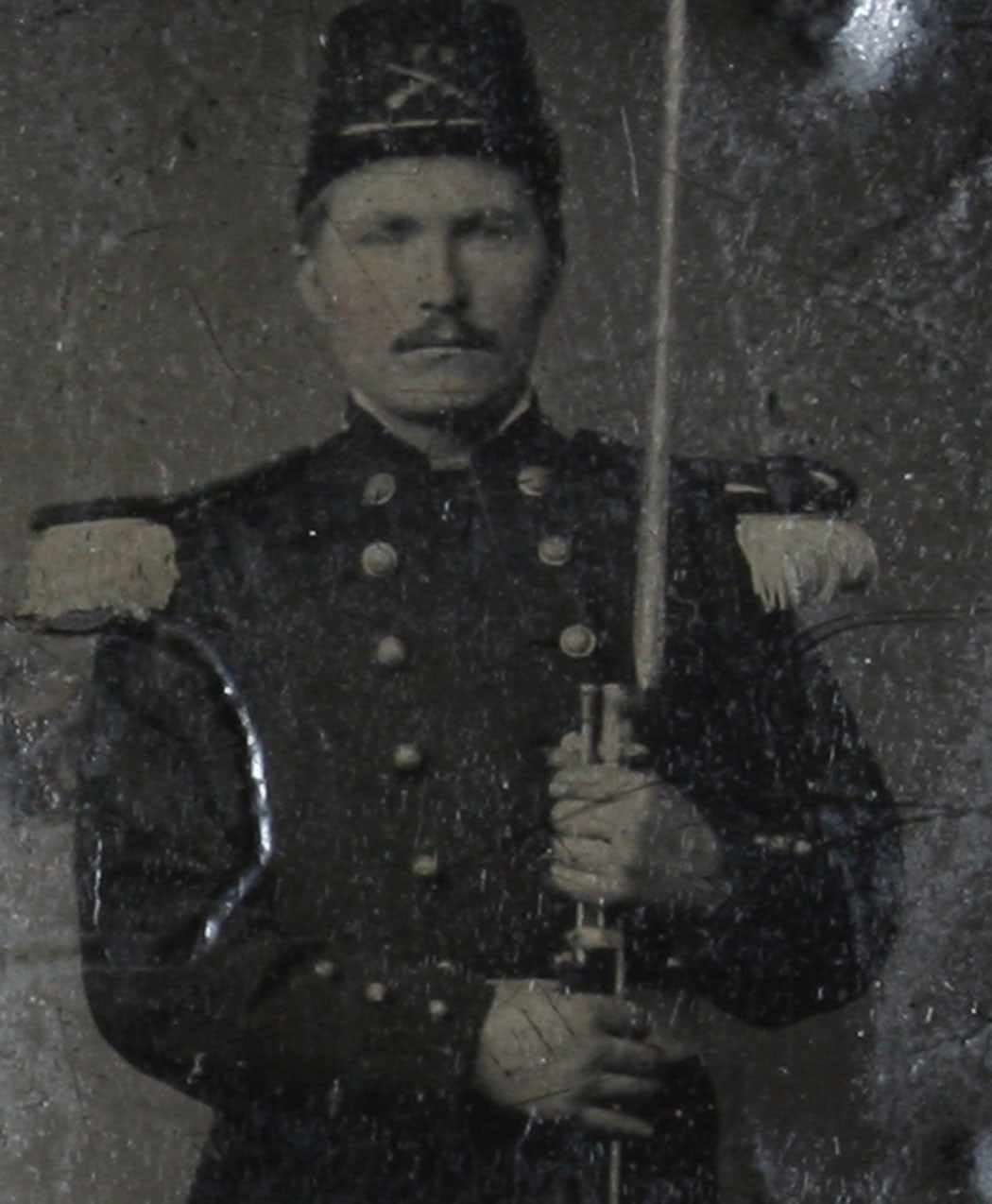 CIVIL WAR SOLDIER IN UNIFORM, RIFLE, BAYONET. TINTED 9TH PLATE TINTYPE.