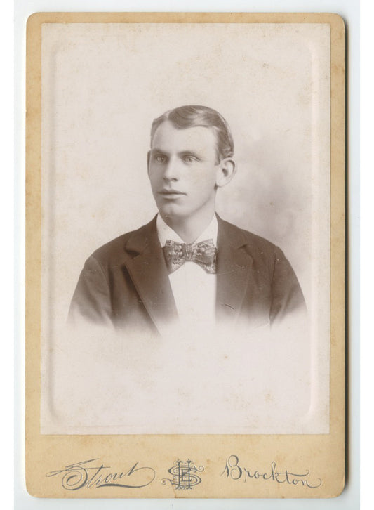 CAB CARD PHOTO MAN W/  BOW TIE FROM BROCKTON, MASS, BY STROUT, GRAPHIC BACK