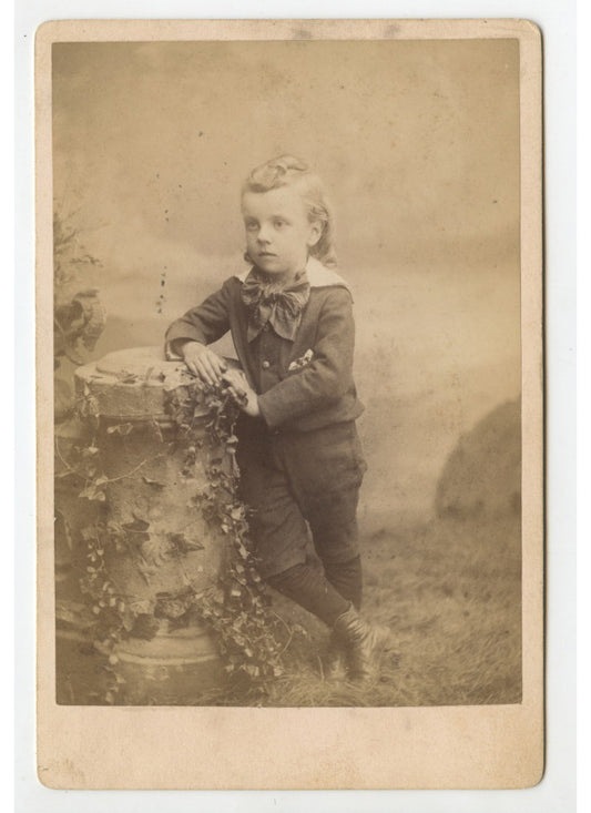 CAB CARD PHOTO BOY W/ BOW FROM DAYTON, OH, BY BRADLEY, GRAPHIC BACK