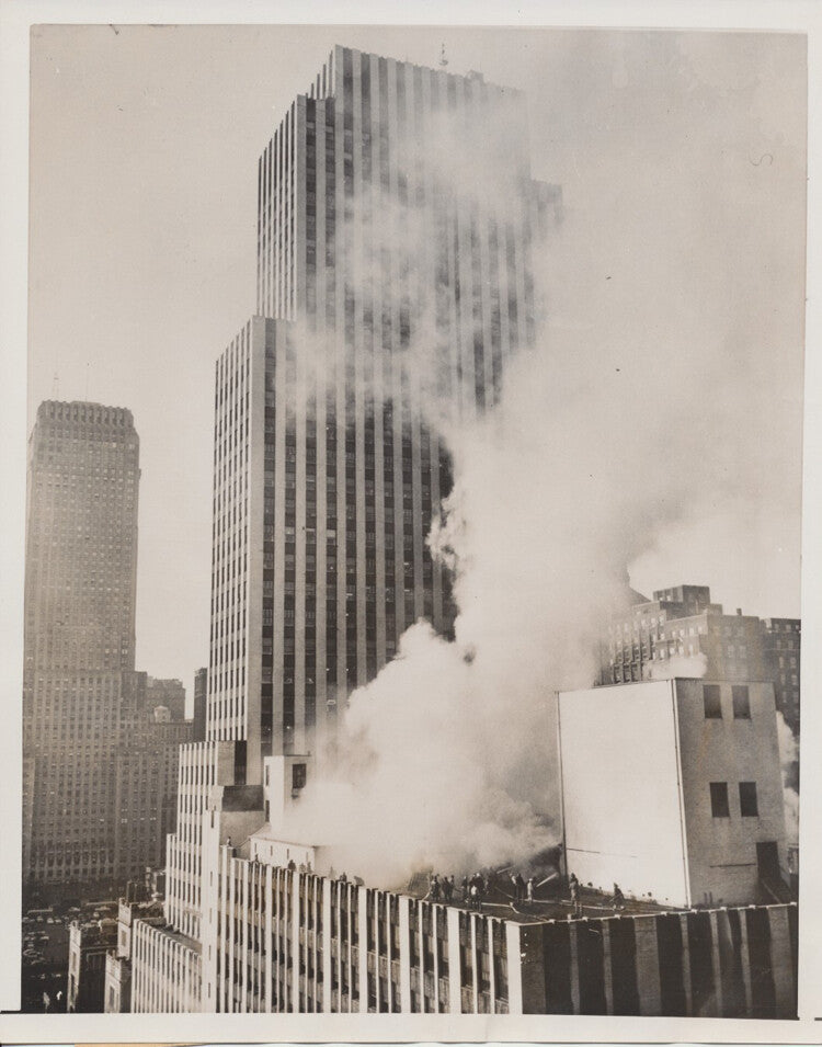 1954 PHOTO OF MASSIVE FIRE AT NEW YORK DAILY NEWS BUILDING