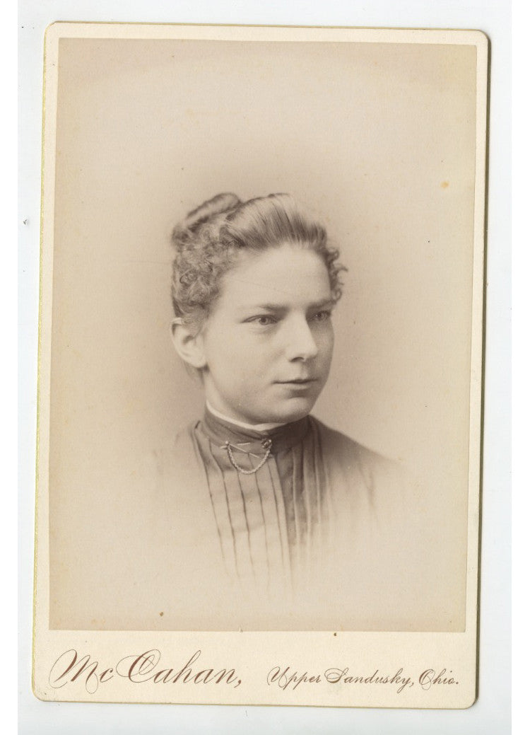 CAB CARD PHOTO LADY W/ PRETTY DRESS FROM SANDUSKY, OH, BY CAHAN