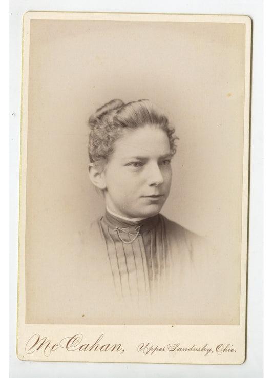 CAB CARD PHOTO LADY W/ PRETTY DRESS FROM SANDUSKY, OH, BY CAHAN