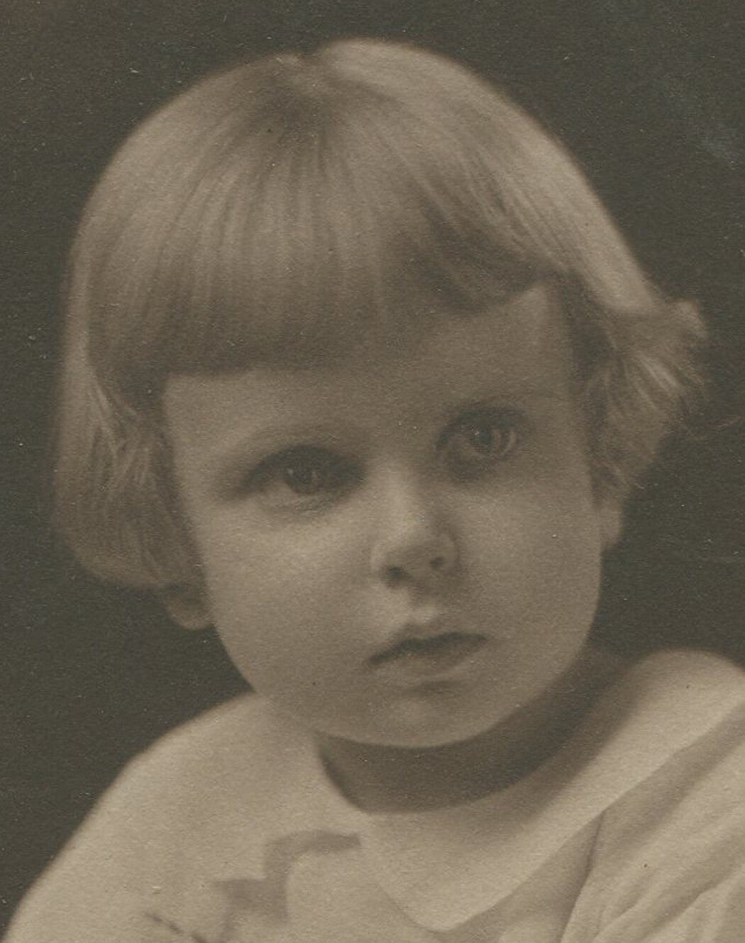 VERY YOUNG GIRL HOLDING BOOK. PORTRAIT SIGNED BY PHOTOGRAPHER.