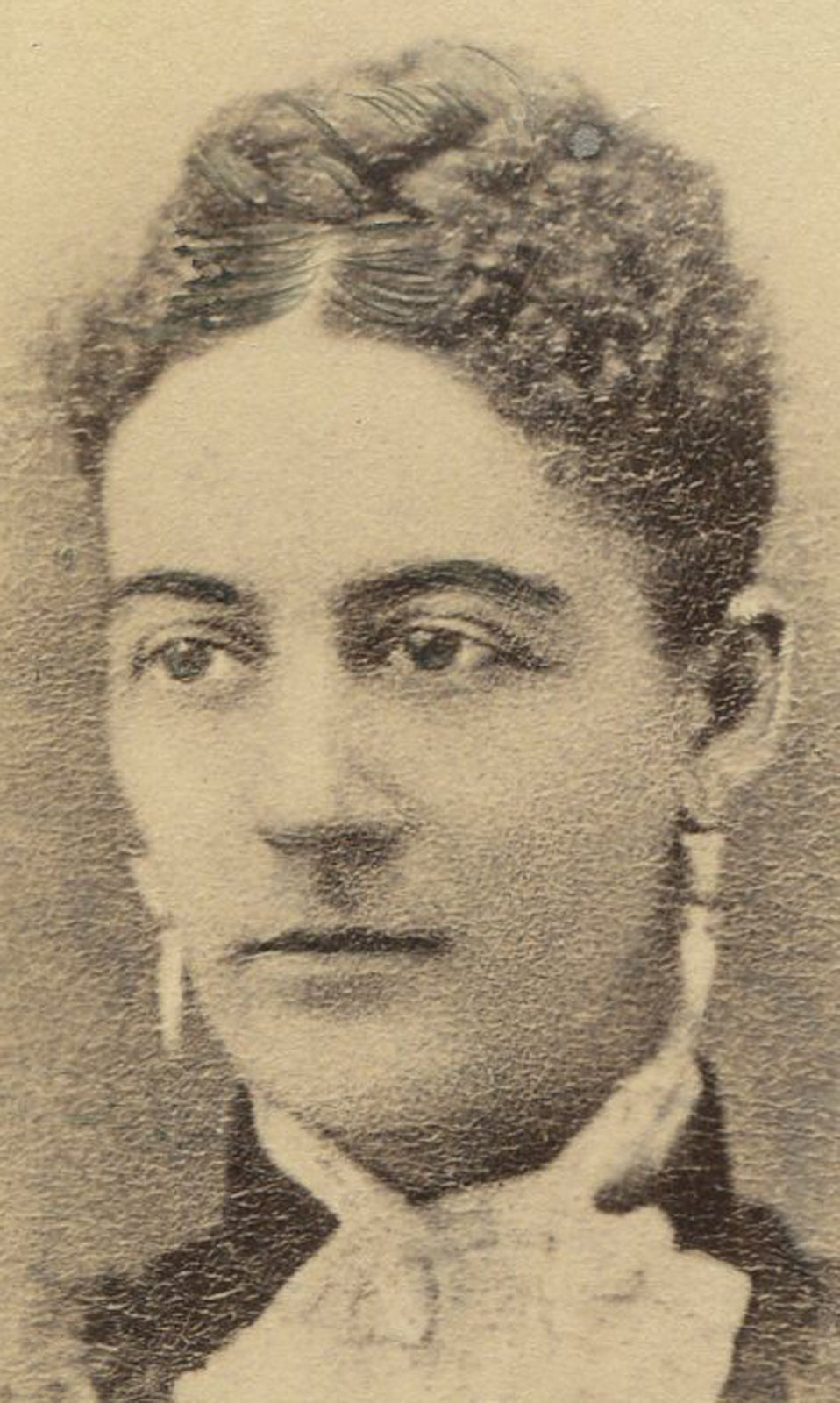 WOMAN WITH SEVERELY CRIMPED HAIR. CABINET CARD.