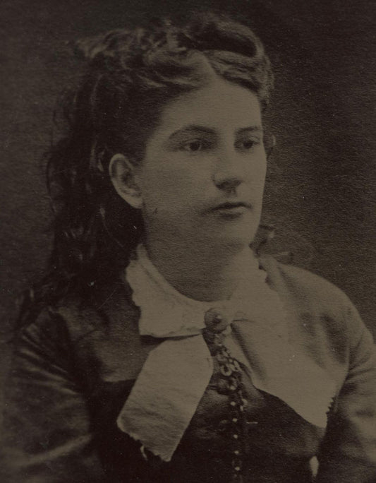 TINTYPE  PORTRAIT YOUNG WOMAN. FULL PLATE.