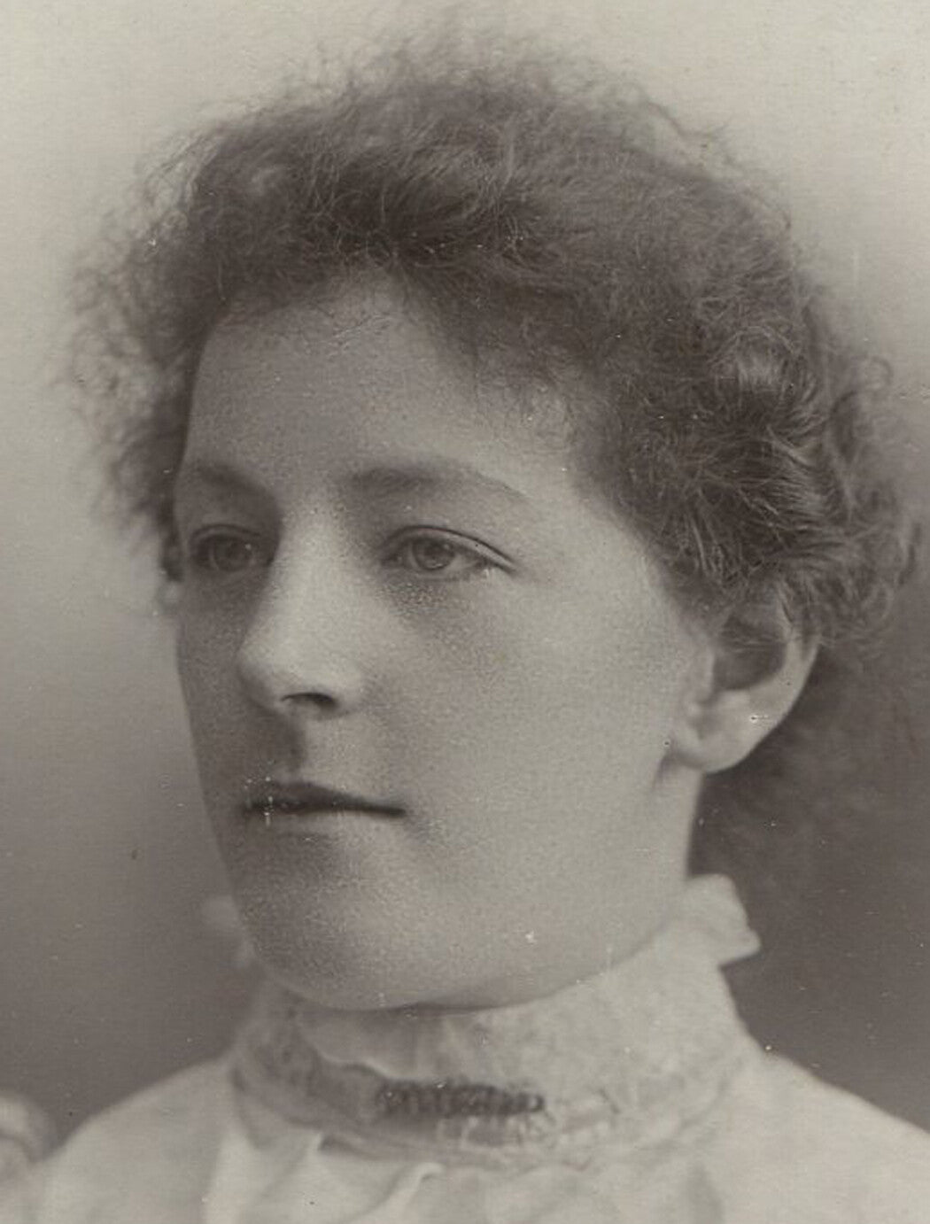 WOMAN W/FRIZZY HAIR, HIGH COLLAR. CABINET CARD. DUNDEE, SCOTLAND.