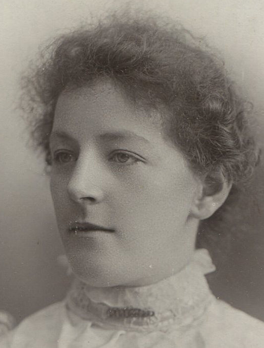 WOMAN W/FRIZZY HAIR, HIGH COLLAR. CABINET CARD. DUNDEE, SCOTLAND.
