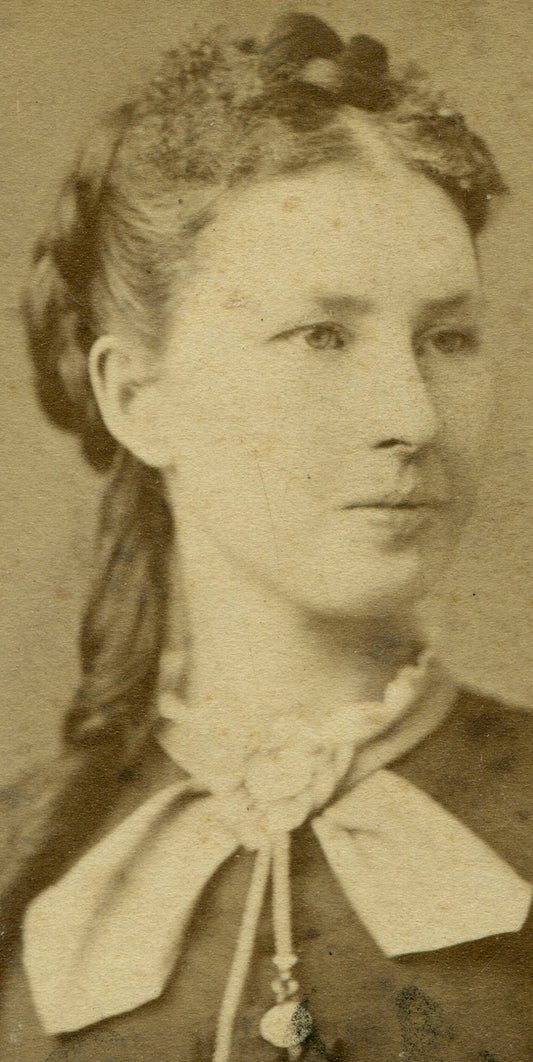 CLOSE UP PHOTO. WOMAN W/NECKLACE. CDV.