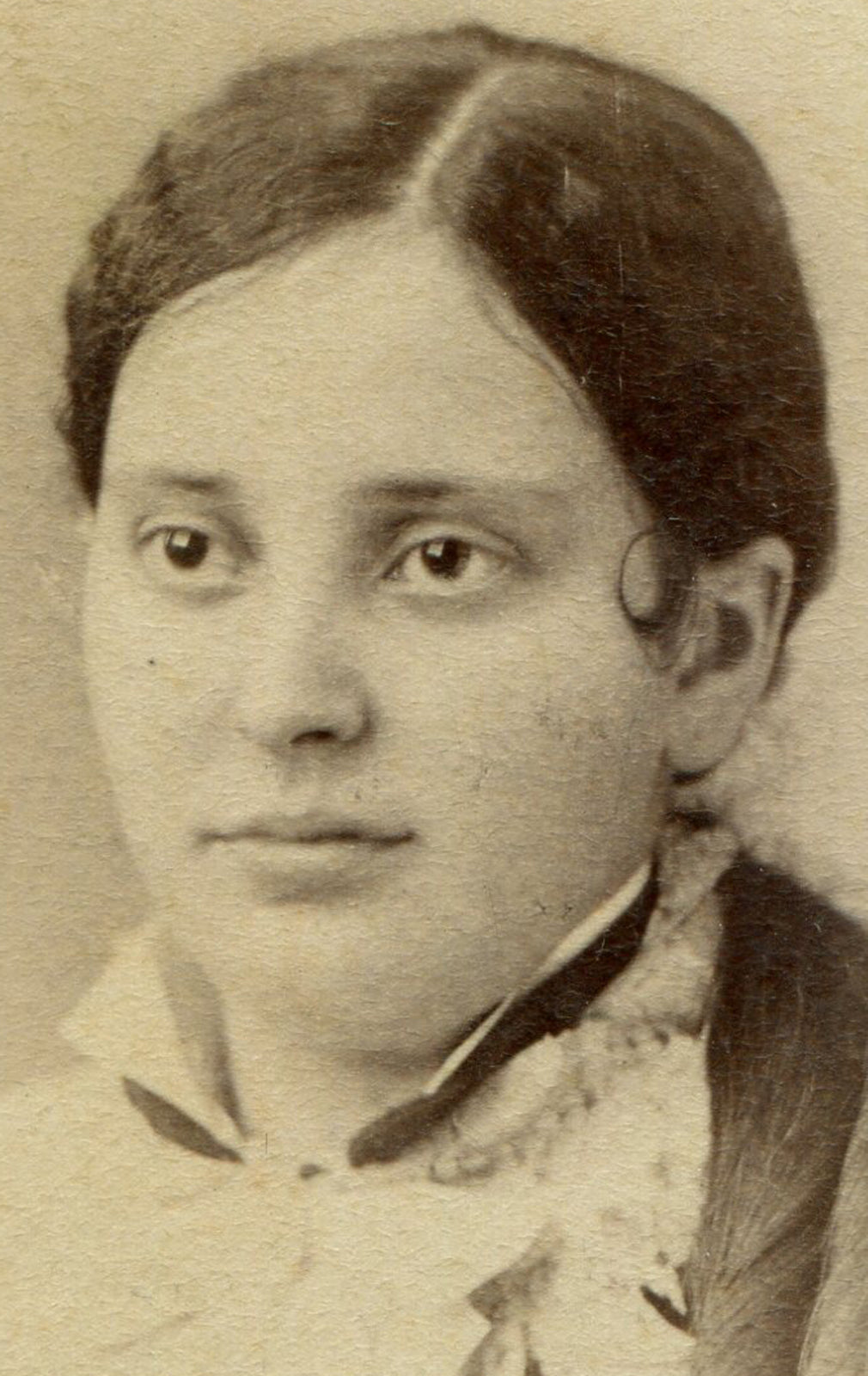 ROUND FACED WOMAN WITH ONE CURL. CDV NEW LONDON, OHIO.