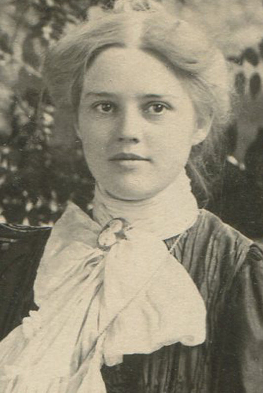 WOMAN W/AGGRESSIVE, LARGE BOW TIE. CABINET CARD.