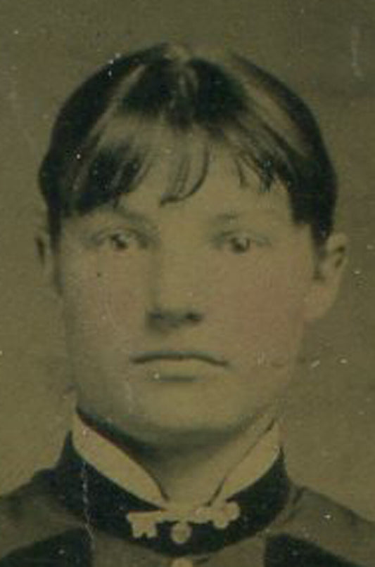 WOMAN, STANDING POSE, PINKY RING. TINTED TINTYPE.
