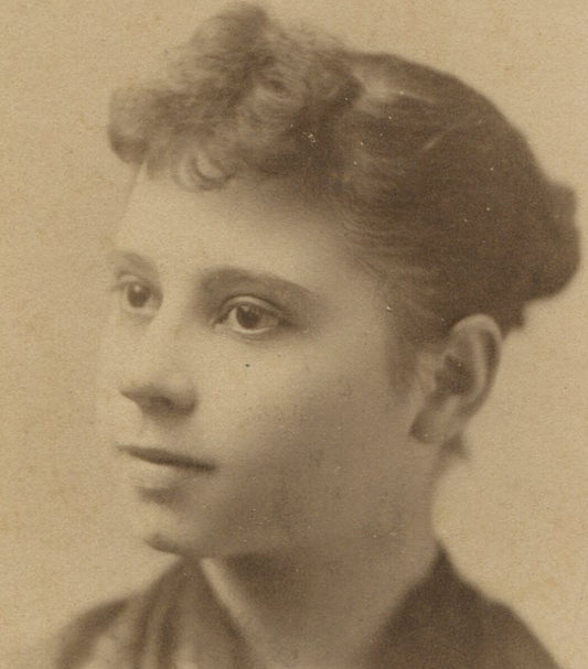BRIGHT EYED WOMAN WITH PUFFY BANGS. CABINET CARD. ST LOUIS, MO.