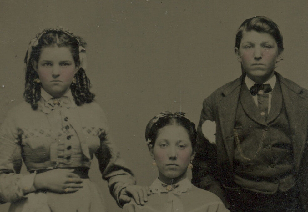 FAMILY PORTRAIT/ADULT SIBLINGS? 1/6 PLATE TINTYPE
