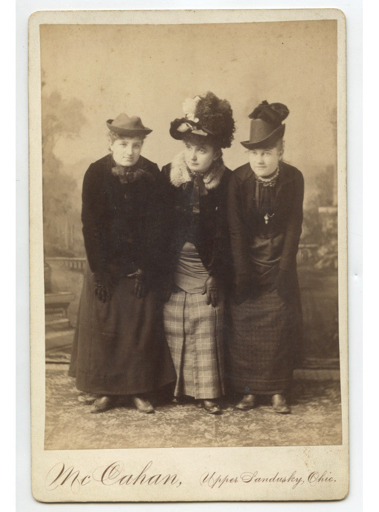 CAB CARD PHOTO 3 LADIES/SISTERS? W/ HATS FROM SANDUSKY, OH, 1888 IDED ON BACK