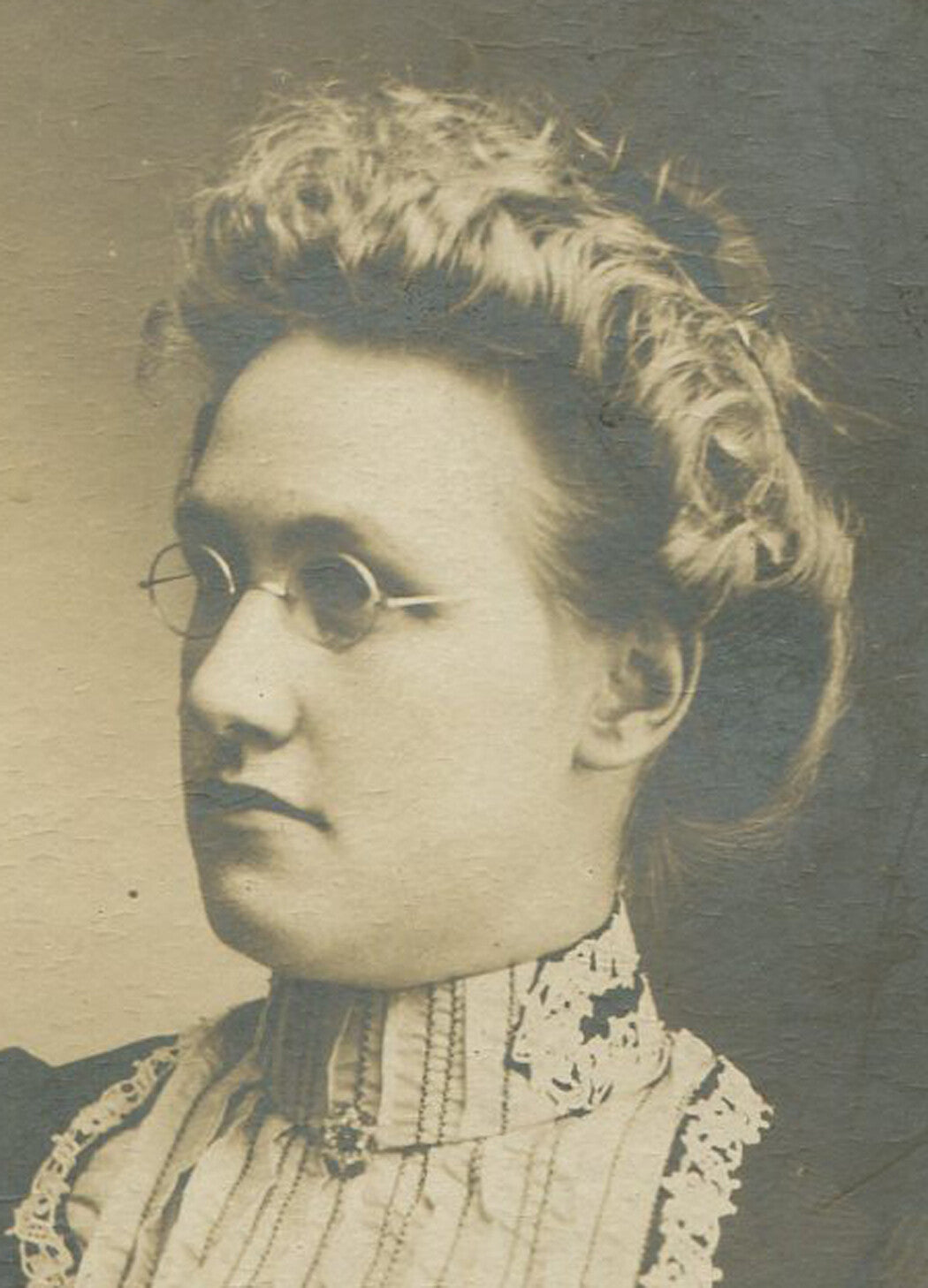 WOMAN, CURLY TOP HAIR, GLASSES. CDV. 1899.
