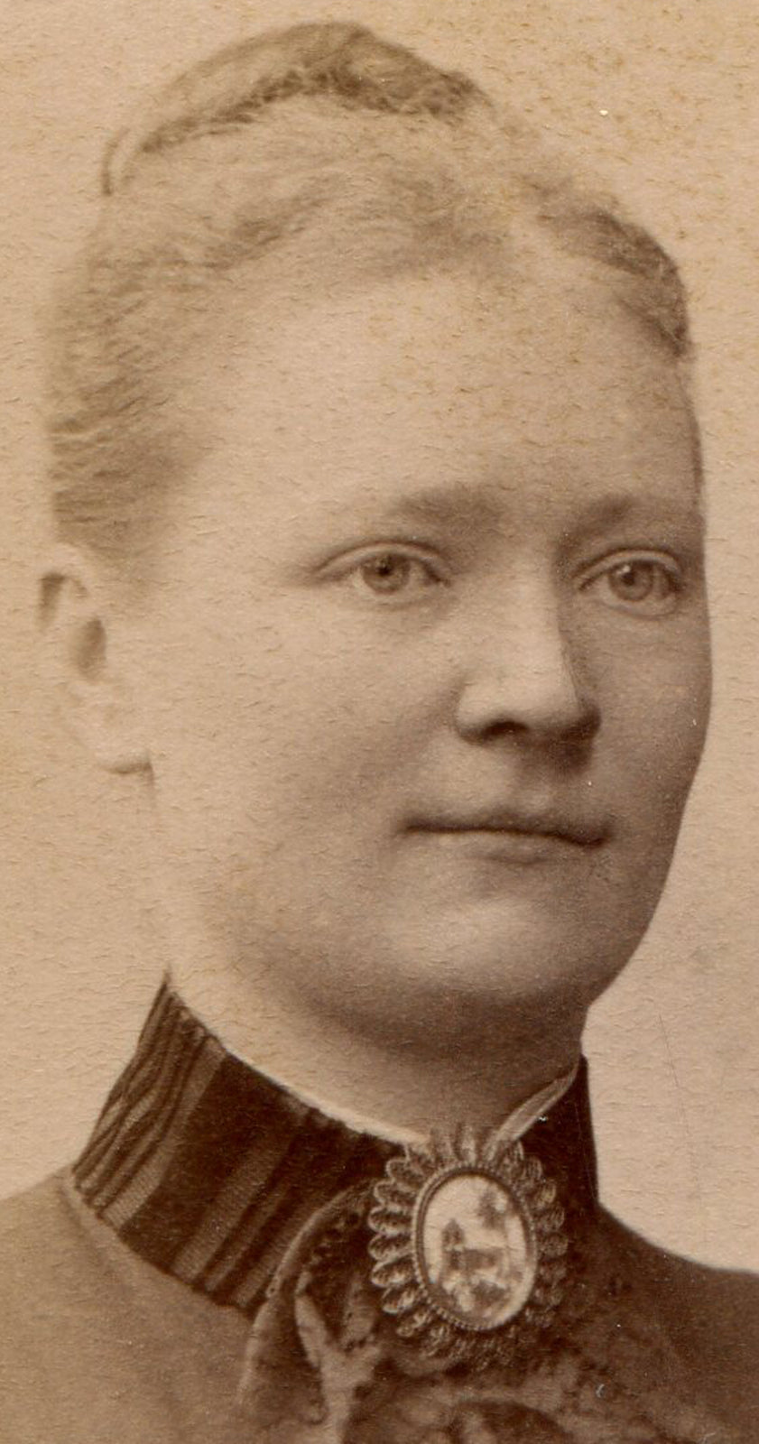 WOMAN, TIGHT HAIR BUN, HIGH COLLAR W/ PIN. CDV. STOCKHOLM, SWEDEN.