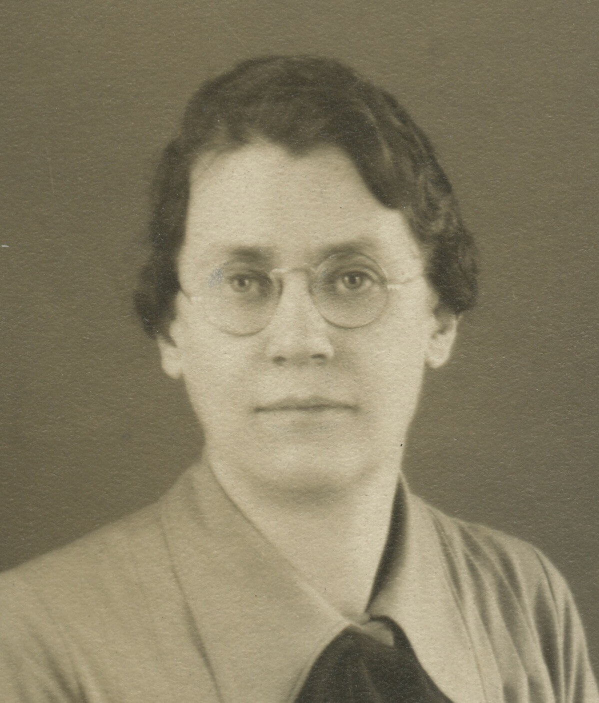 STUDIO PHOTO LADY W/ PRETTY DRESS + GLASSES, ART DECO FRAME