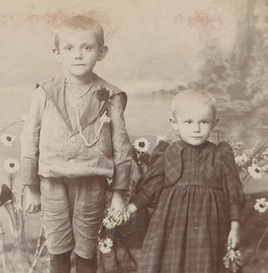 SWEET SIBLINGS HOLDING HANDS, FLOWERS. CABINET CARD. DETROIT, MICHIGAN.