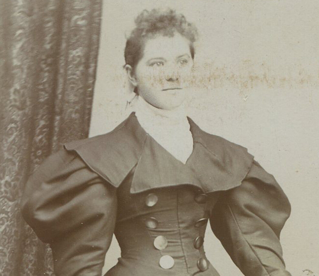 WOMAN, EXTREMELY LARGE PUFFY SLEEVES. CABINET CARD.