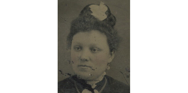 PRETTY LADY 1/6 PLATE TINTYPE, STUDIO PORTRAIT