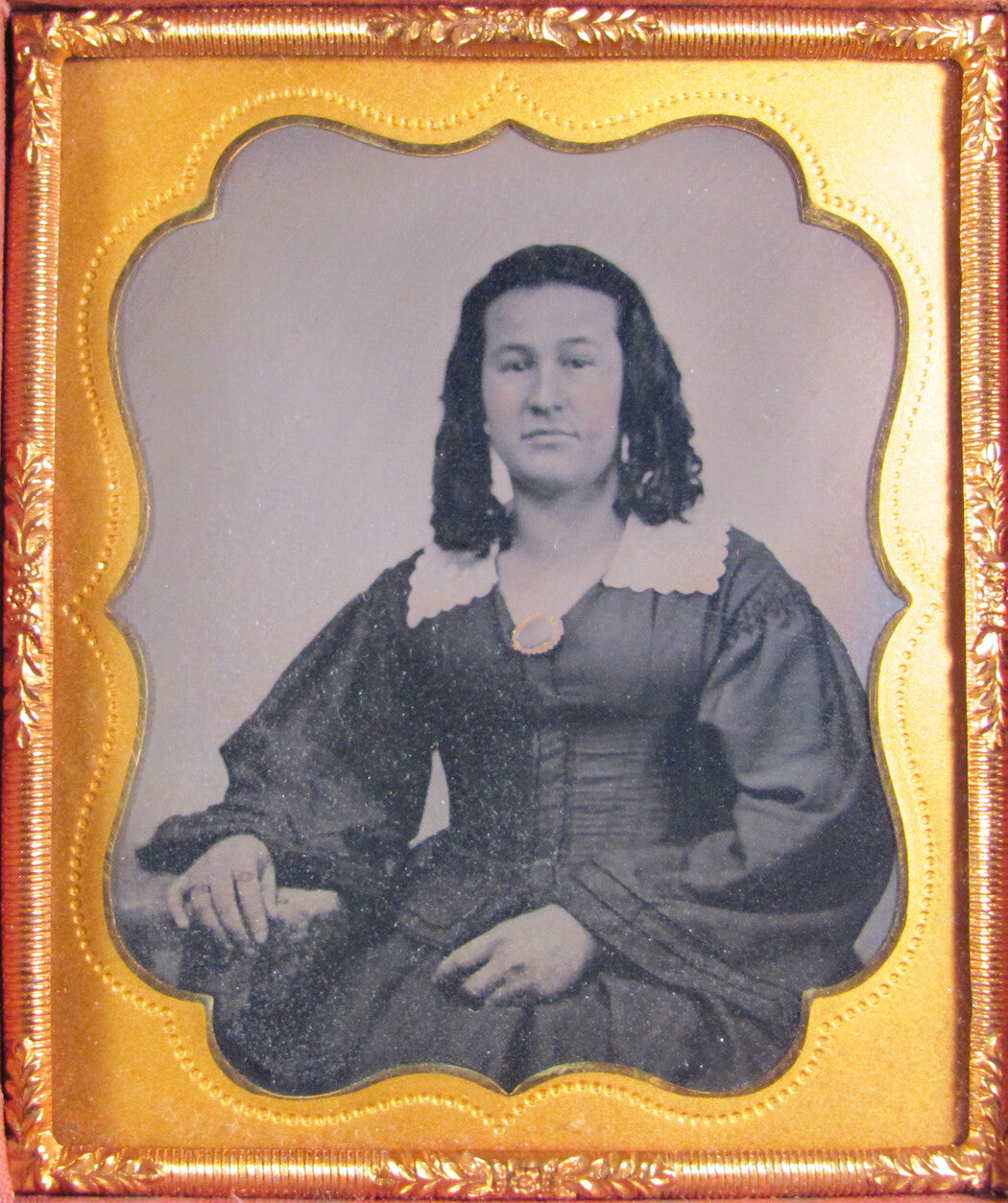 WOMAN/BEADY EYES. TINTED 6TH PLATE TINTYPE, FULL CASE.