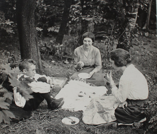 AMERICAN FAMILY AT LEISURE, BEACH VACATION. 16 SET B W PHOTOS. 1940-50.