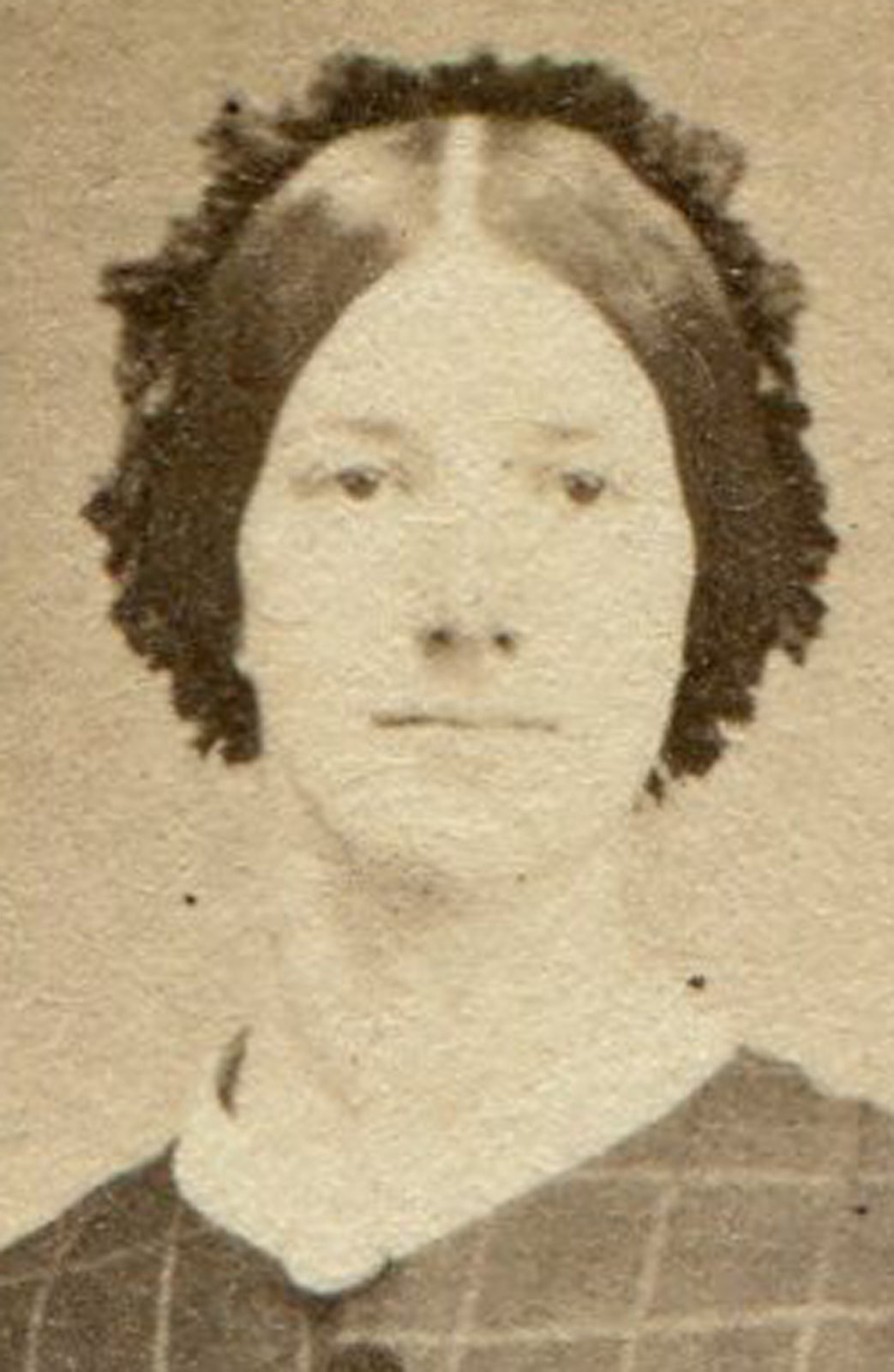 CIVIL WAR ERA CDV. WOMAN IN REGAL POSE, PLAID DRESS.