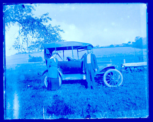 ANTIQUE AUTOMOBILE 1906. COUPLE STANDING IN FIELD WITH CAR. 4X5 GLASS NEGATIVE.