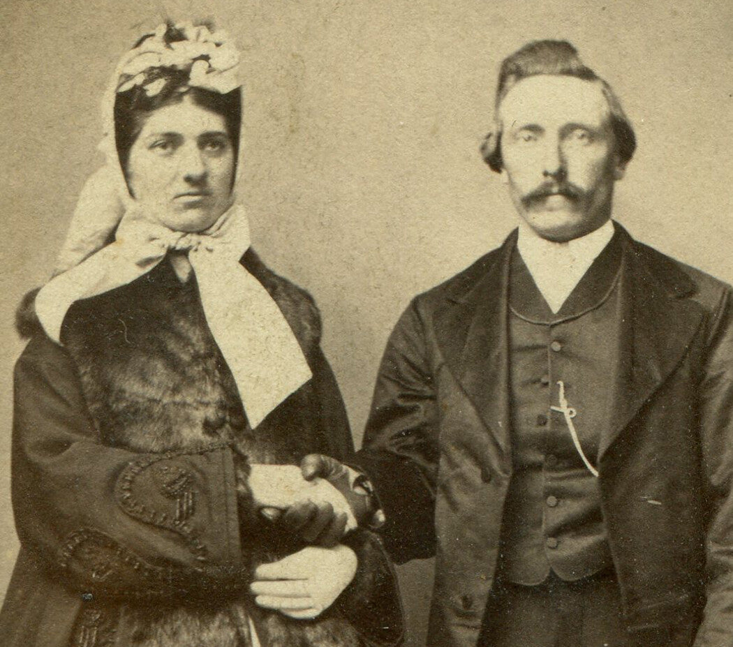 COUPLE SHAKING GLOVED HANDS, GREAT OUTFITS. CDV. PEORIA, ILL.