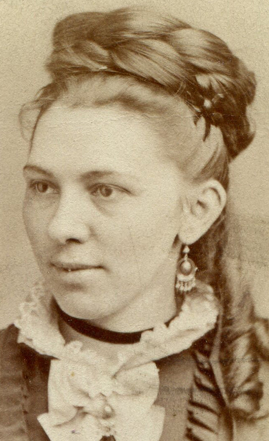 WOMAN WITH LONG BRAIDED HAIR WOUND ON TOP OF HEAD, RINGLET. CDV. ALLEGHENY, PA.