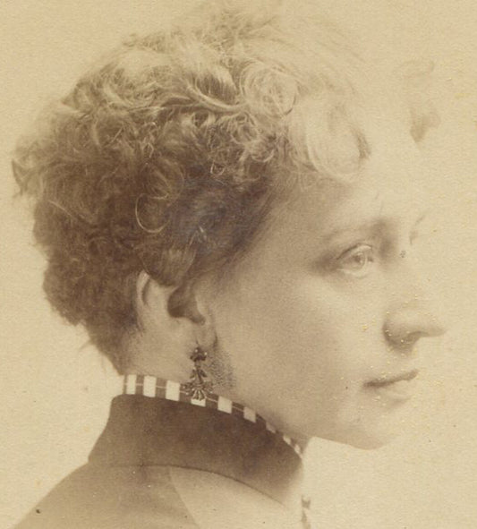 BEAUTIFUL WOMAN IN DRAMATIC PROFILE. CABINET CARD. N.Y.