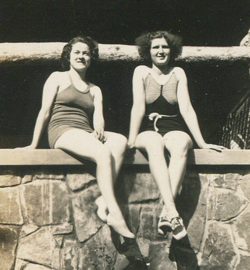 WOMAN IN BATHING SUITS. 6 SET SILVER PRINTS. 1950.