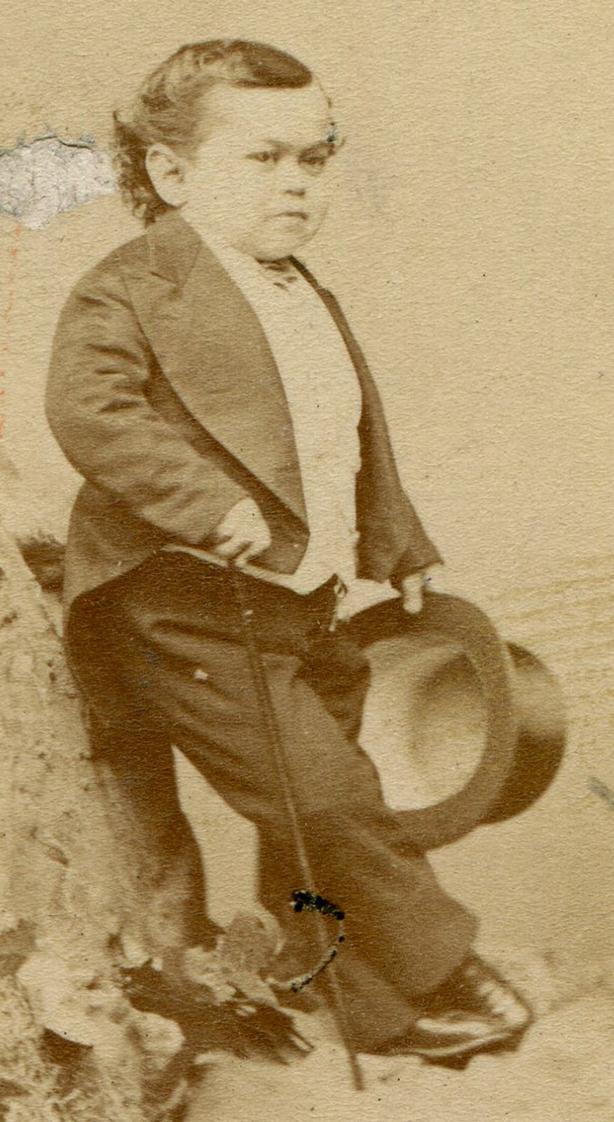 ADMIRAL DOT, POSED ON ROCK, HOLDING TOP HAT. CDV BY ANTHONY.