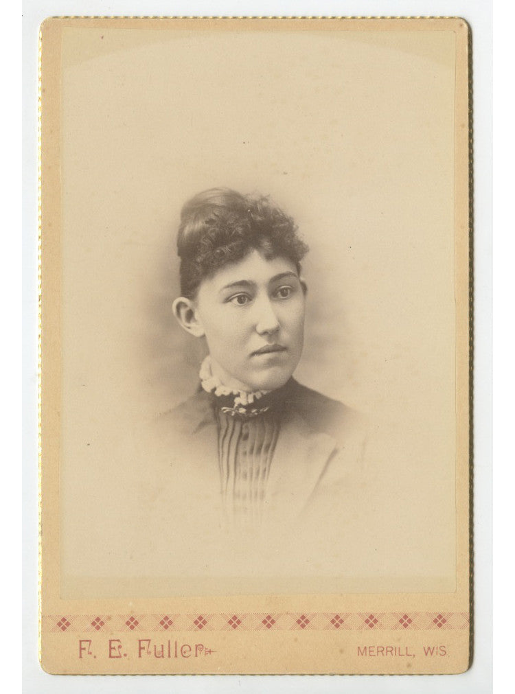 CAB CARD PHOTO LADY FROM MERRILL, WIS, BY FULLER, GRAPHIC BACK