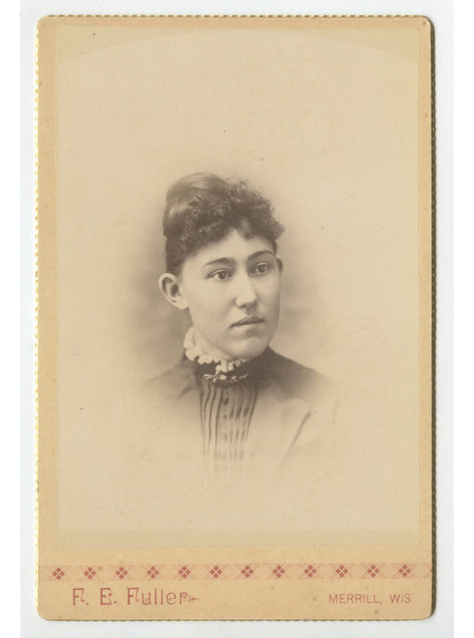 CAB CARD PHOTO LADY FROM MERRILL, WIS, BY FULLER, GRAPHIC BACK