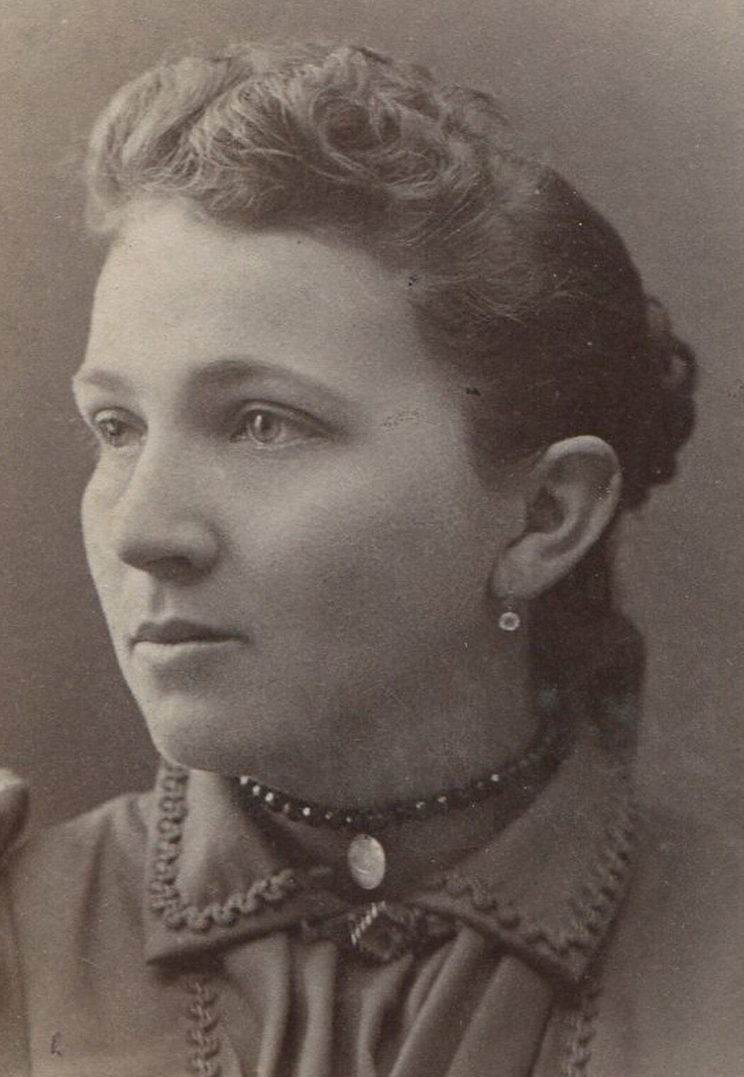 WOMAN W/ EARRINGS, CHOKER NECKLACE, PUFFY SLEEVES. CABINET CARD. MINERVA, OHIO.