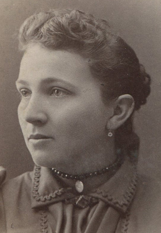 WOMAN W/ EARRINGS, CHOKER NECKLACE, PUFFY SLEEVES. CABINET CARD. MINERVA, OHIO.