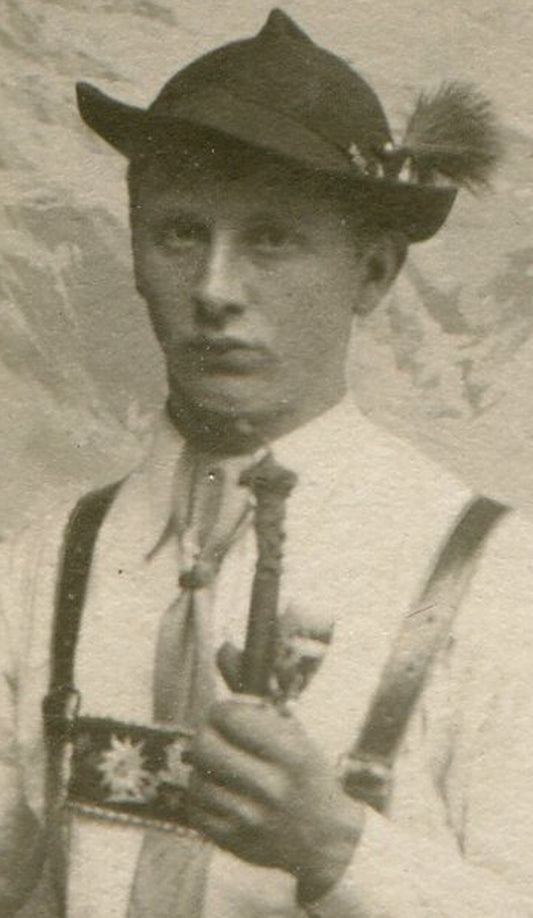 MAN IN LEDERHOSEN WITH PIPE. CDV. GERMANY.