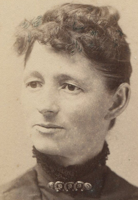 WOMAN WITH DROOPY EYES AND FRIZZY HAIR. CABINET CARD. POTTSVILLE, PA.