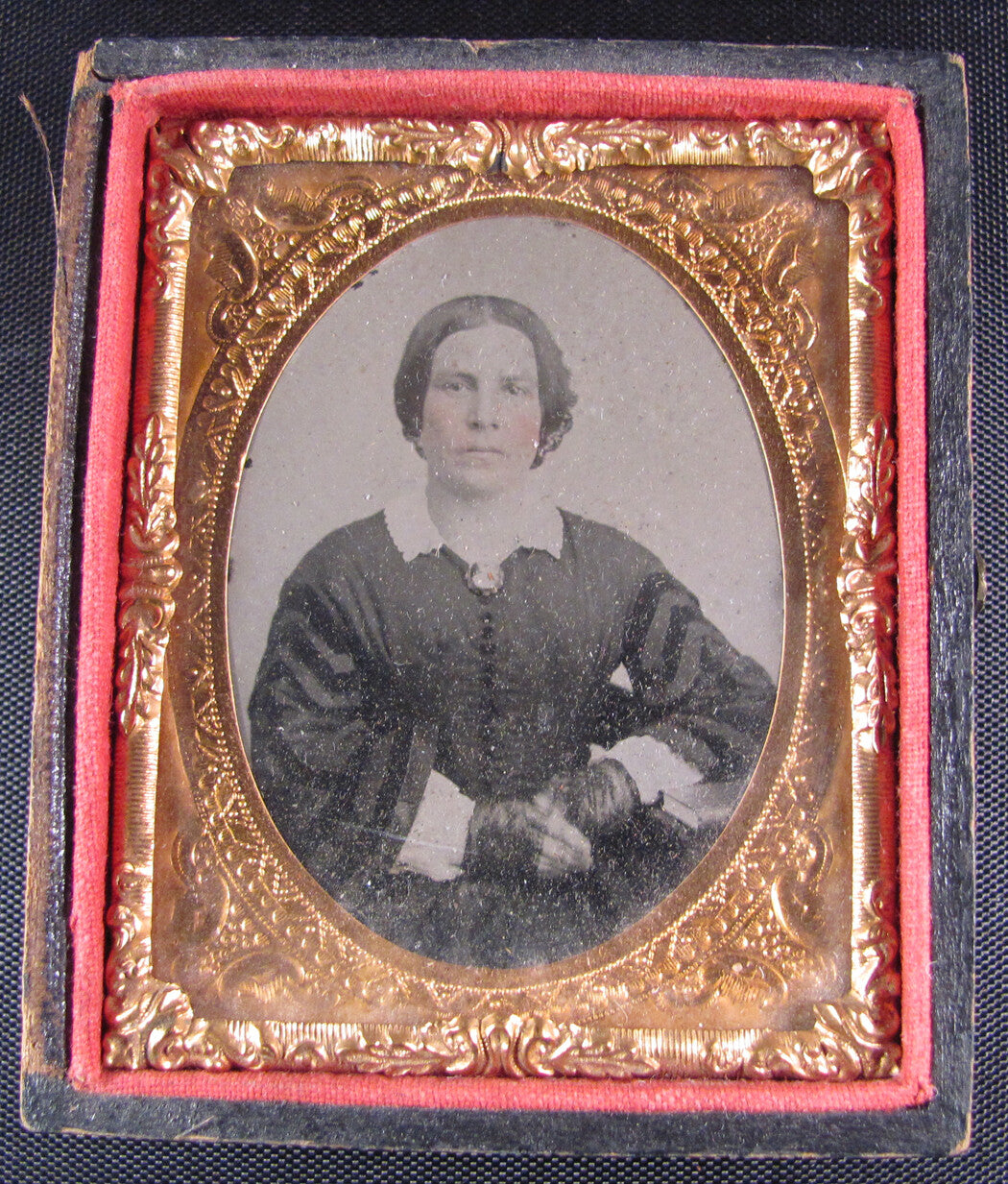 WOMAN/BLACK LACE GLOVES. TINTED RUBY 9TH PLATE AMBROTYPE, HALF CASE.