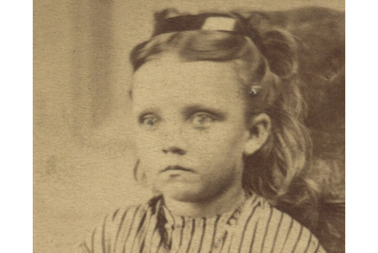 STUDIO PORTRAIT, CUTE GIRL W/ LOCKET