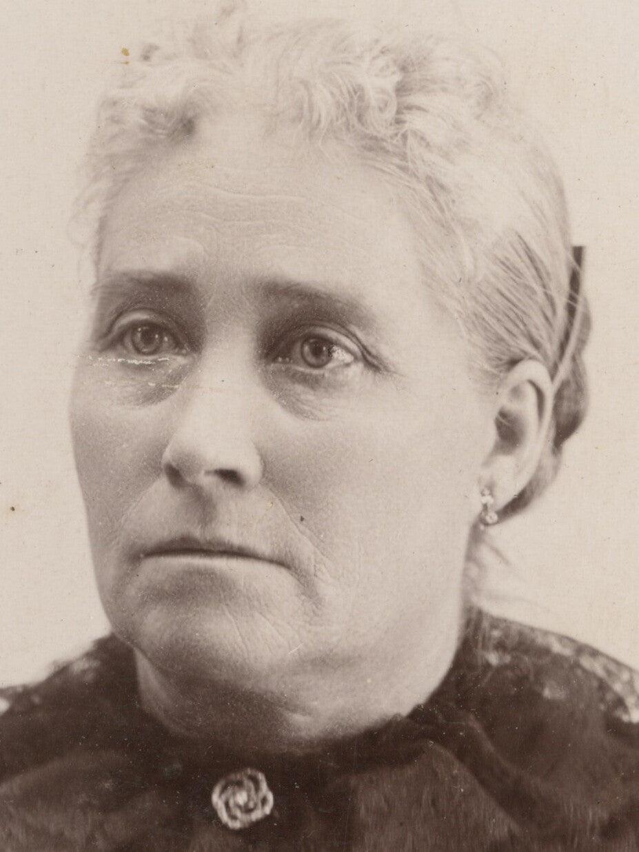 FROM LISCOMB, IOWA, PHOTO, LADY W/ PRETTY DRESS