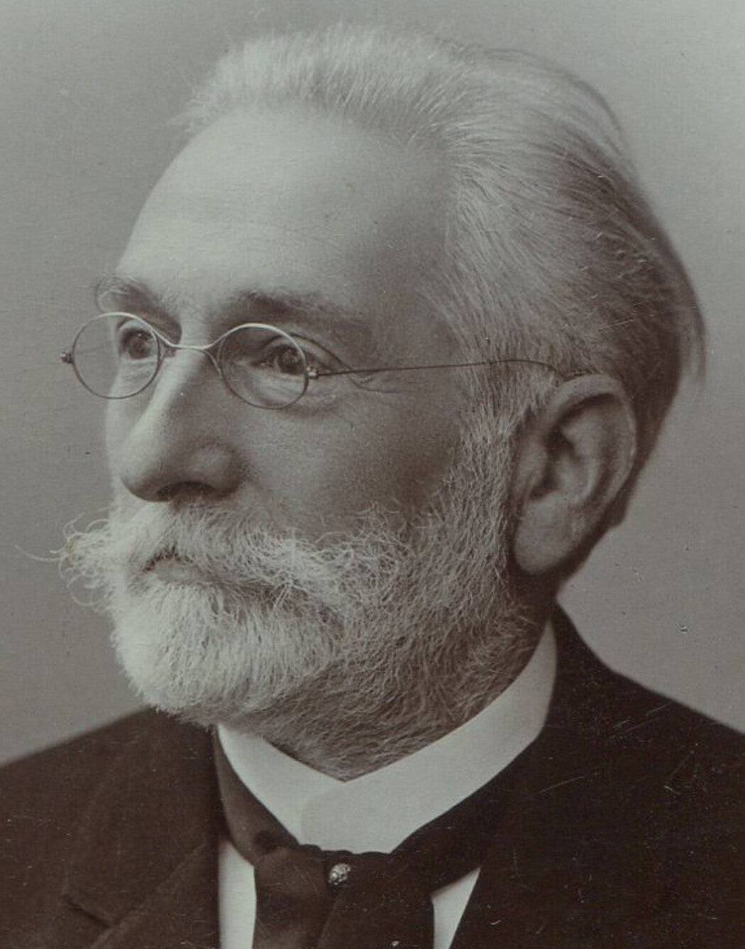 BEARDED OLD MAN IN GLASSES. CABINET CARD. EUROPE.