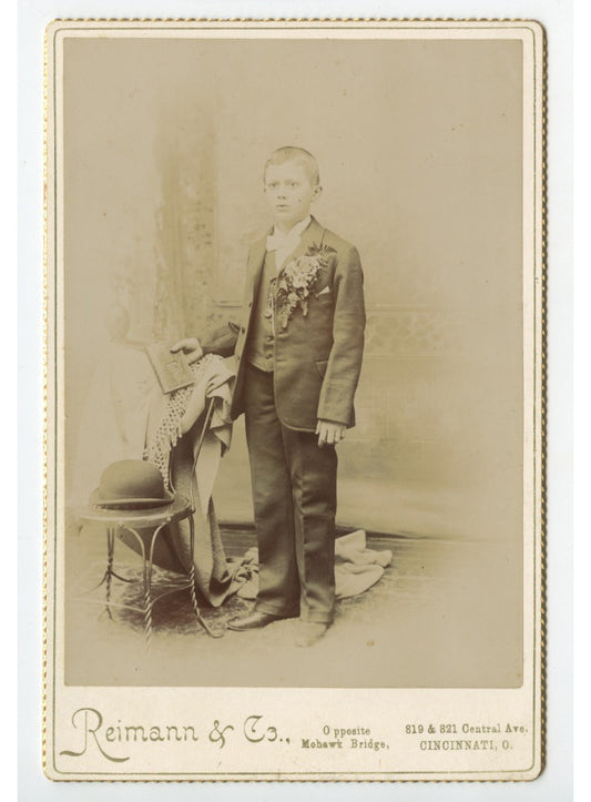 CAB CARD PHOTO OF MAN W/ BIBLE FROM CINCINNATI, OH, BY REIMANN, GRAPHIC BACK